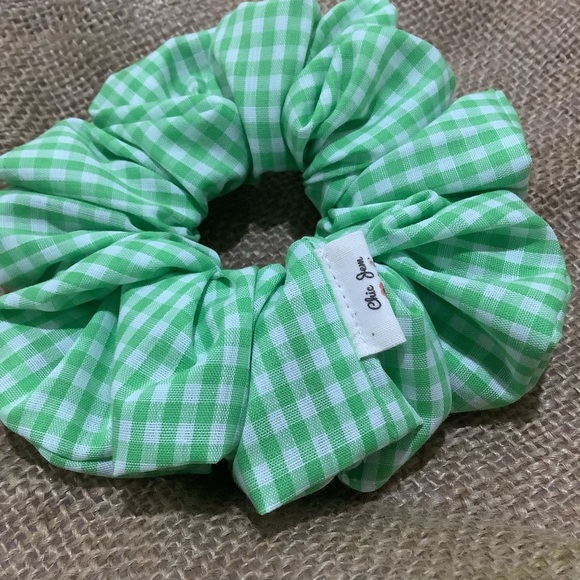 Handmade Green gingham summer scrunchie - Picture 3 of 4
